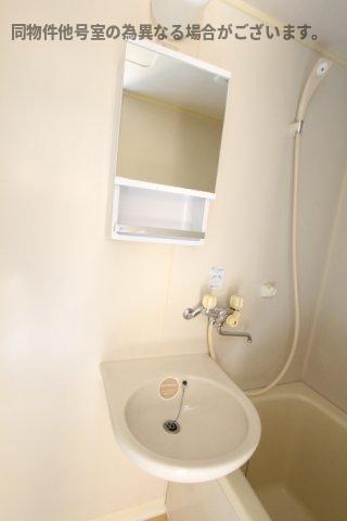 洗面設備　明るい洗面所です