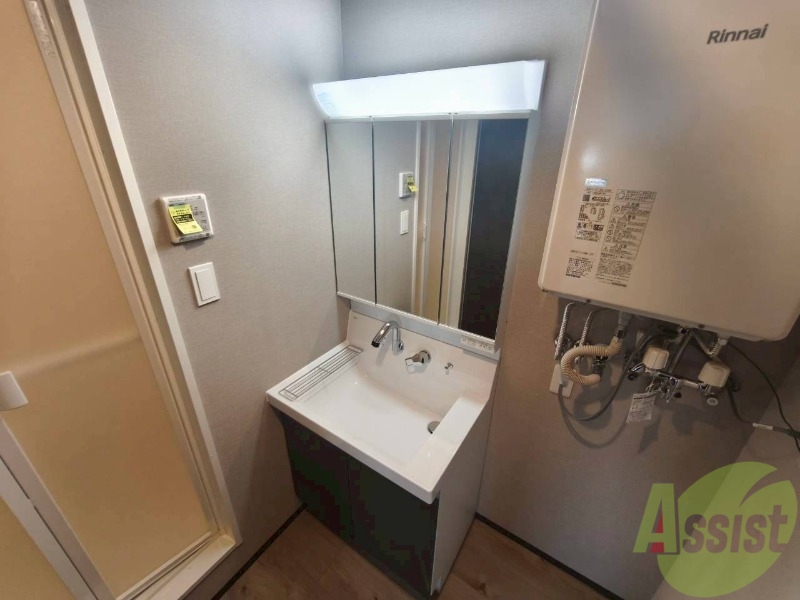 洗面設備　独立洗面台です。大きくてよいですね。シャンプーもできます！