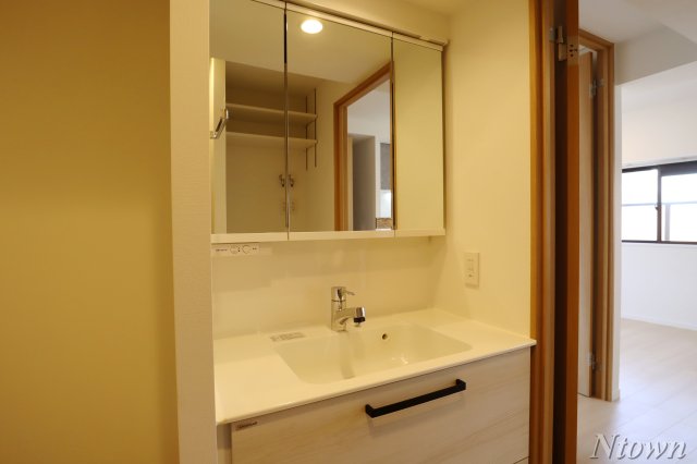 洗面設備　独立洗面台あり、毎朝おしゃれに忙しい女性の方におすすめです