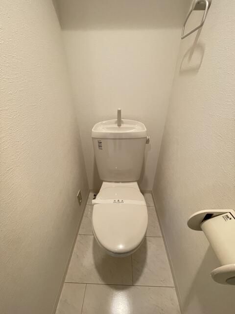 トイレ　☆専用個室、嬉しい棚付きです☆