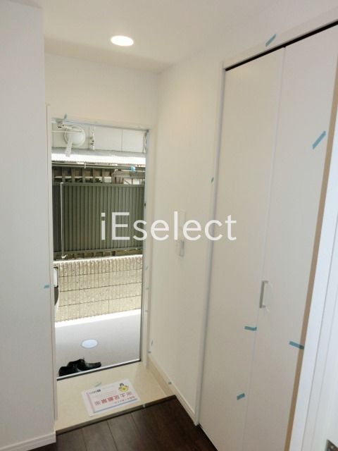 玄関　玄関にはトールタイプのシューズボックス。