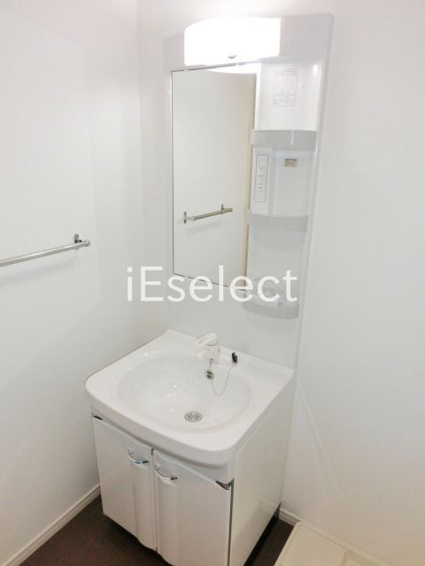 洗面設備　便利な独立洗面化粧台。