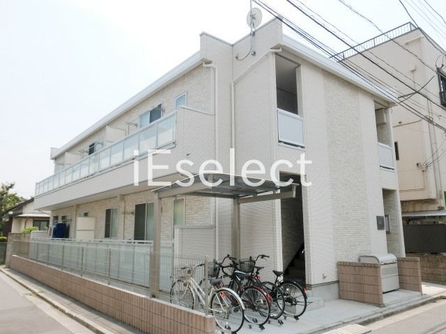 建物外観　２０１４年３月築のアパート。