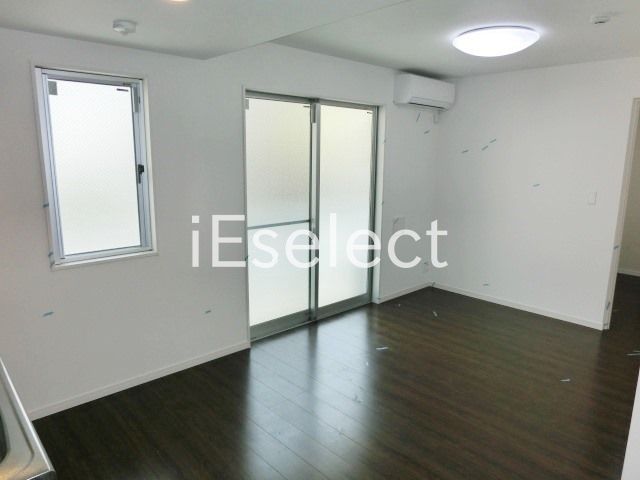 居室・リビング　フローリング張りで明るいＬＤＫです。