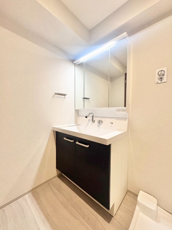 洗面設備　三面鏡で準備も楽ちん♪