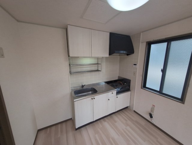 キッチン　掲載写真は同型の左右反転の部屋を掲載しております。仕様等が異