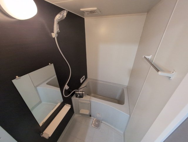 バス・シャワールーム　掲載写真は同型の左右反転の部屋を掲載しております。仕様等が異