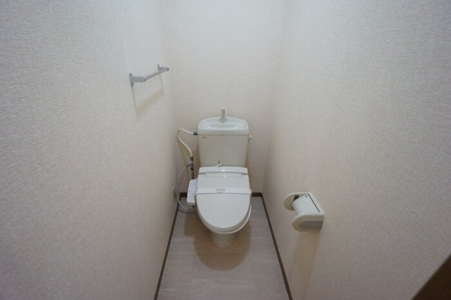 トイレ　掲載写真は同型の左右反転の部屋を掲載しております。仕様等が異