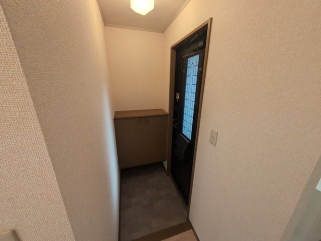 玄関　掲載写真は同型の左右反転の部屋を掲載しております。仕様等が異