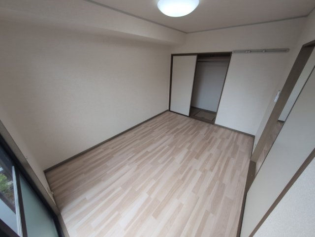 居室・リビング　掲載写真は同型の左右反転の部屋を掲載しております。仕様等が異