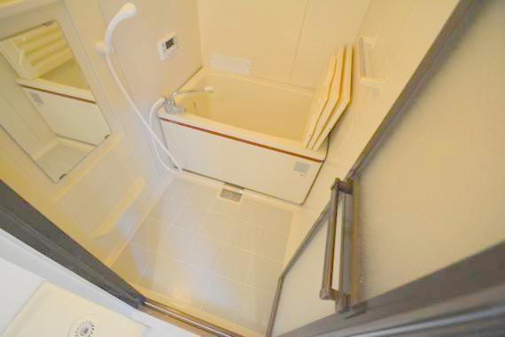 バス・シャワールーム　バスルームはトイレと別々で、広々としていますよ。