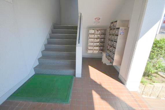 ロビー　ロビーにある各部屋毎のメールボックス。