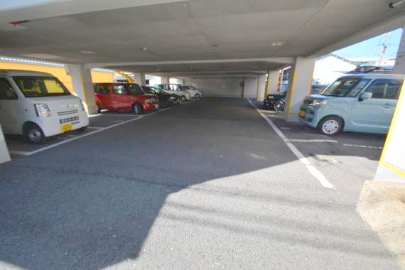 駐車場　屋根付きの駐車場は嬉しいですね。