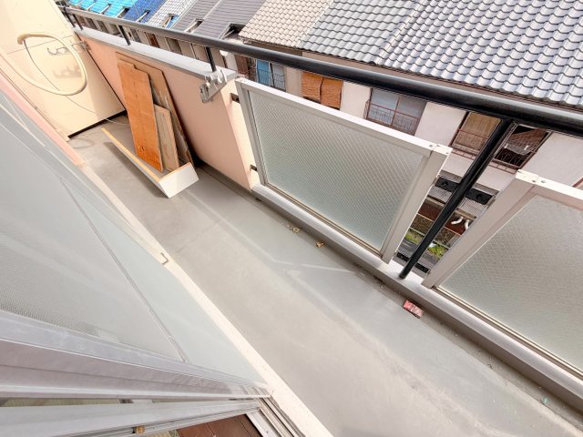 バルコニー　ベランダも縦に長いので洗濯物もたくさん干せます