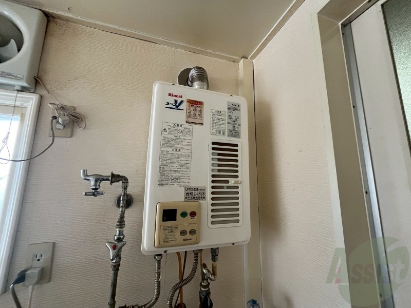 その他設備　給湯器は簡単操作で温度調整ができますよ。