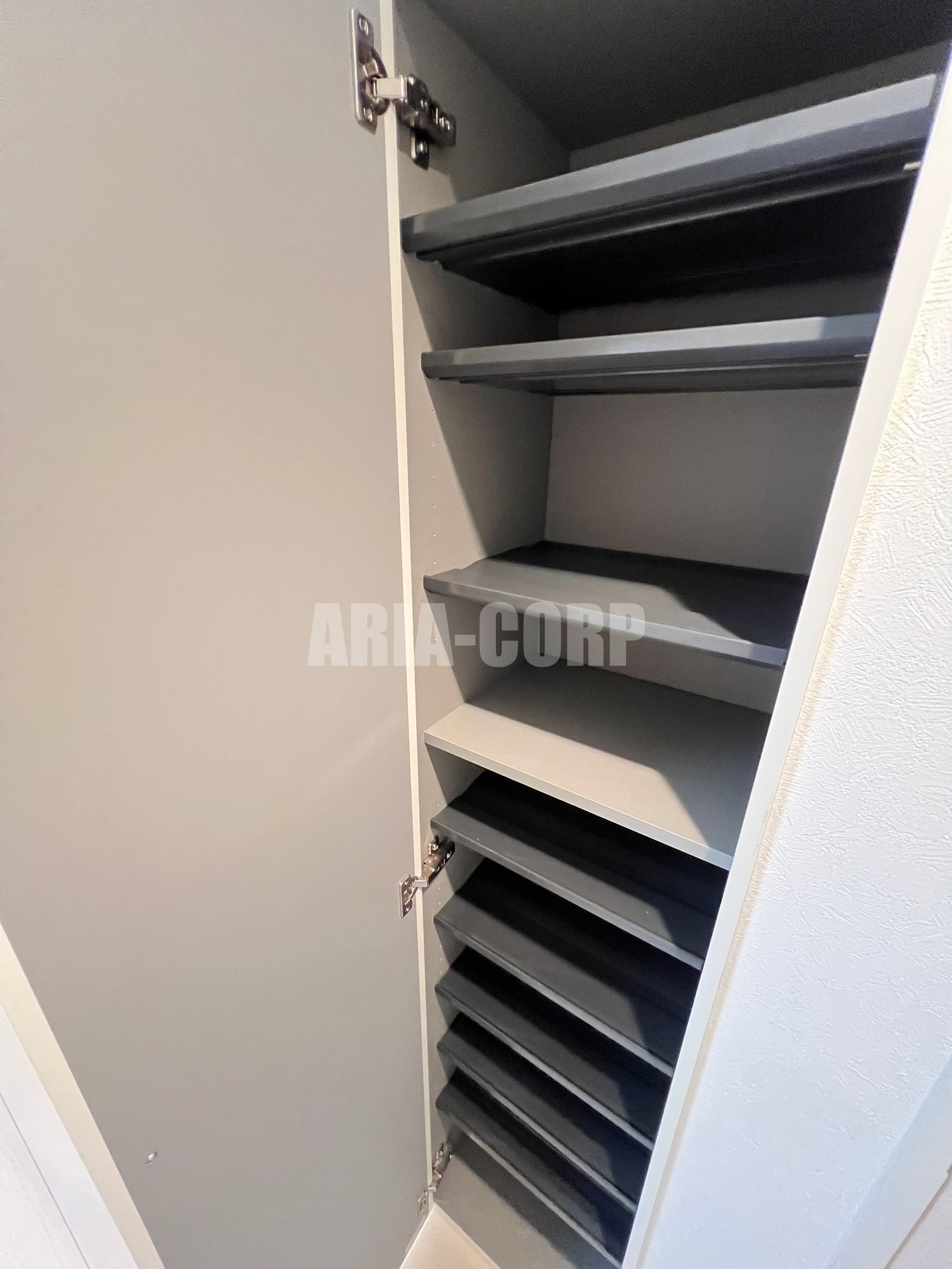 玄関　縦長のスリムなシューズBOX搭載です！