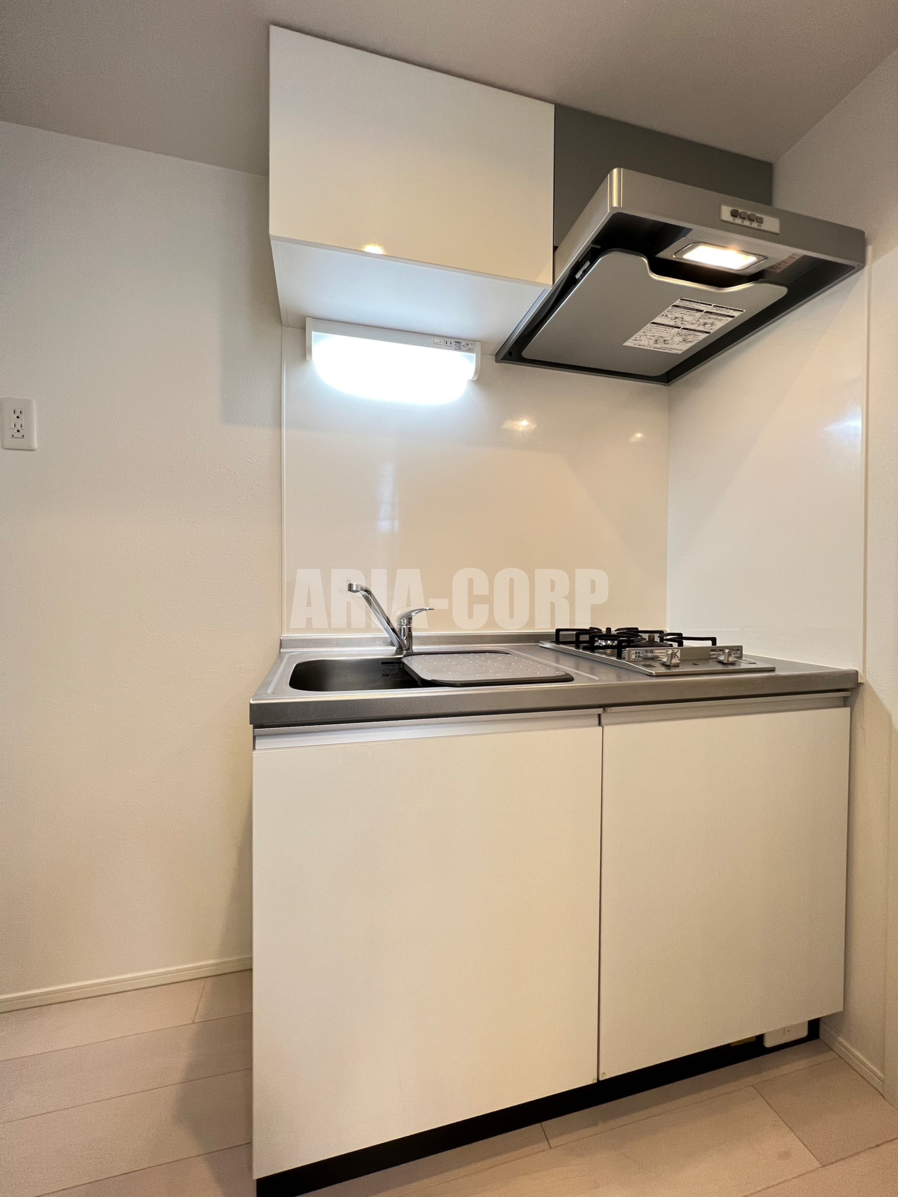 キッチン　人気の２口コンロ、お料理や洗い物時に役立つ補助プレート付です