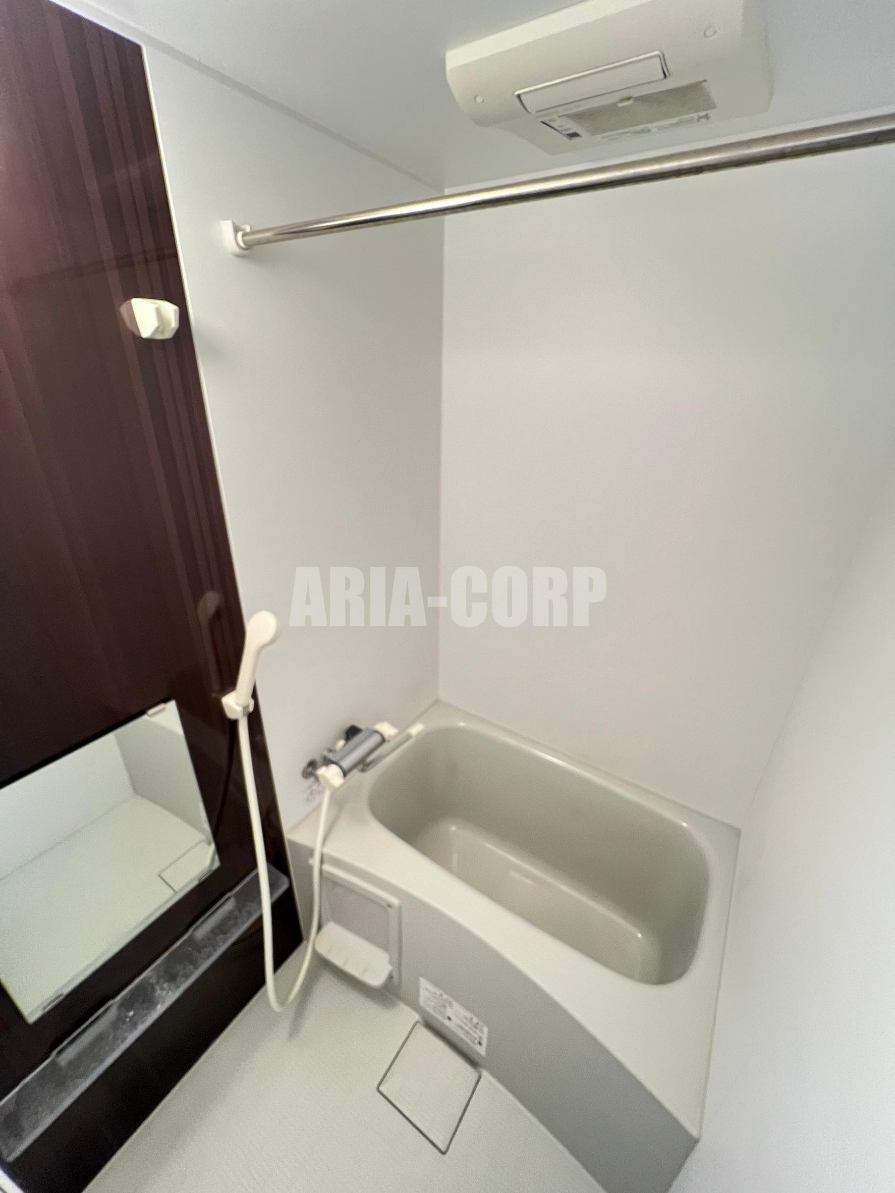 バス・シャワールーム　浴室乾燥機付き。カラーパネル採用でお洒落なバスルームです。