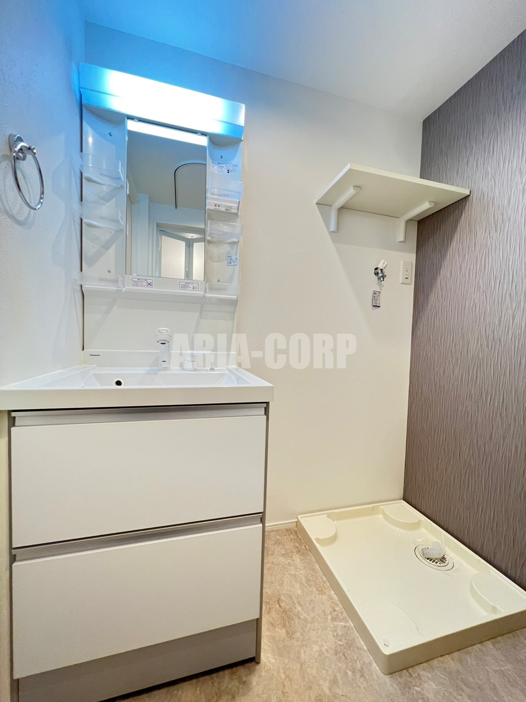 洗面設備　独立洗面台はシャワーヘッドタイプで洗髪や手入れに◎です