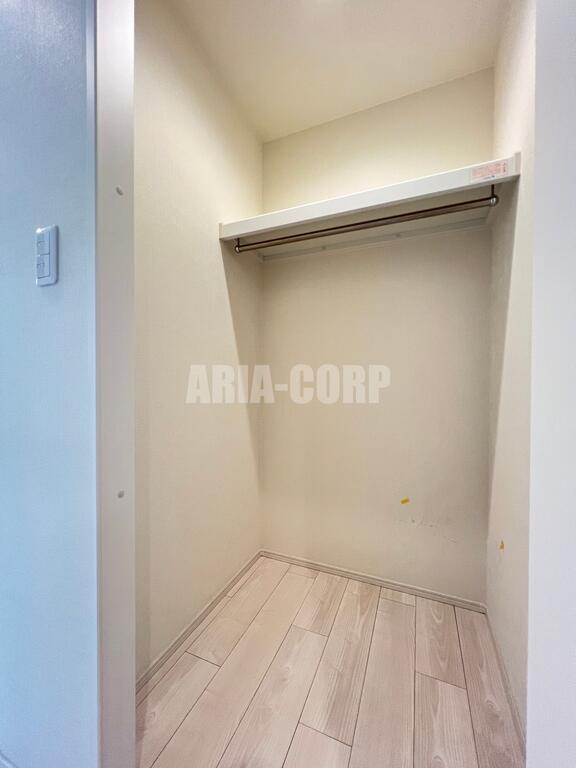 収納　クローゼット。上部には便利な棚がございます！