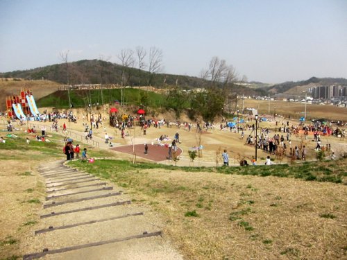 公園　彩都なないろ公園（公園）まで813m