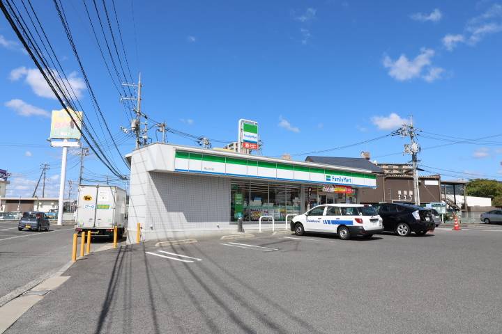 コンビニ　ファミリーマート岡山さい店（コンビニ）まで594m
