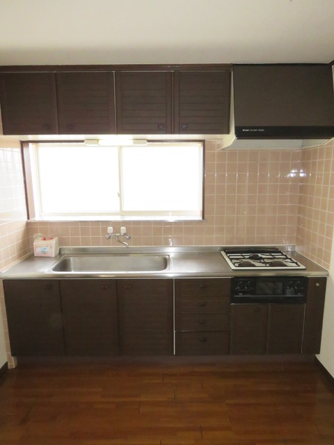 キッチン　明るいキッチンスペース