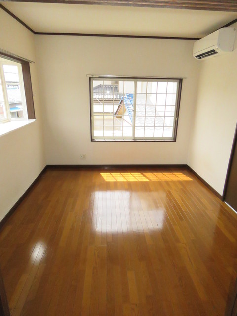 居室・リビング　二面採光の明るい居室です♪