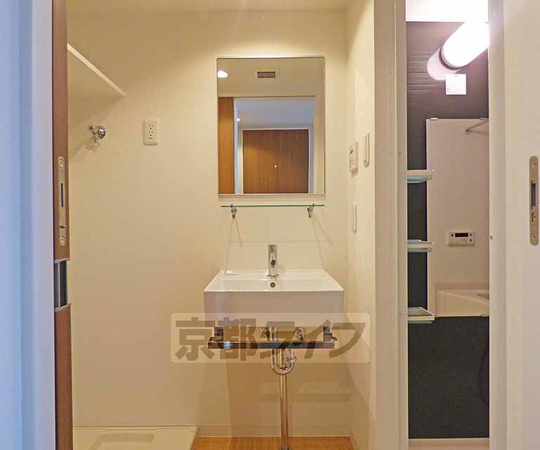 洗面設備　綺麗な洗面台です。