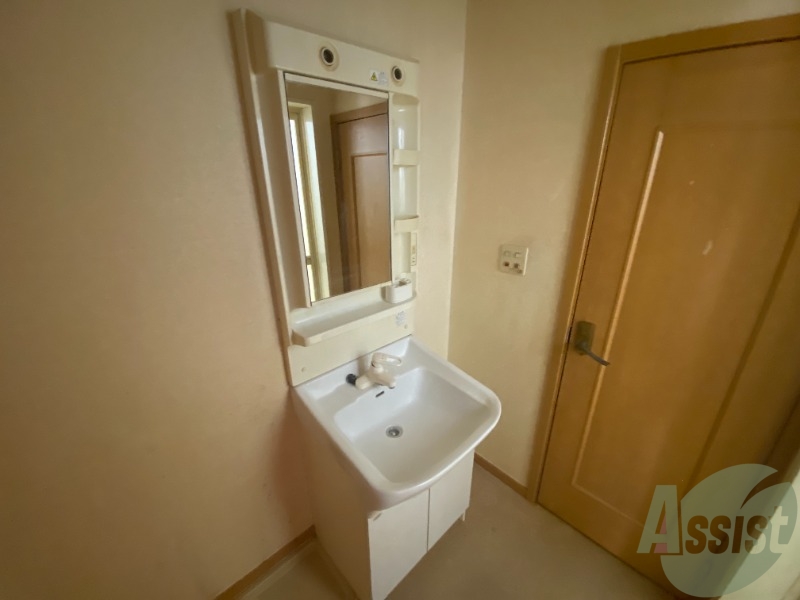 バス・シャワールーム　独立洗面台があるので朝の身支度もばっちりですね。