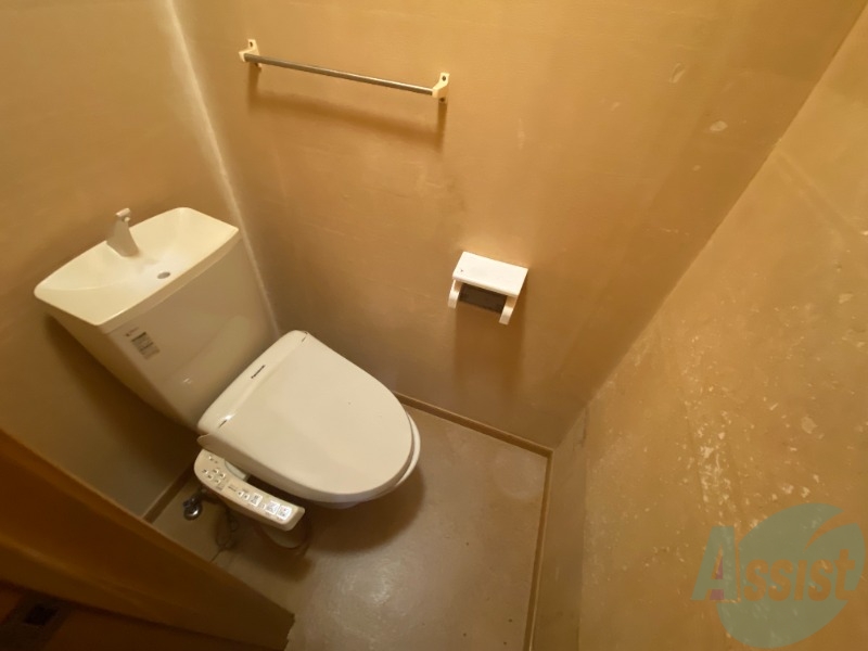 トイレ　お手洗いには嬉しいウォシュレット機能が付いています。