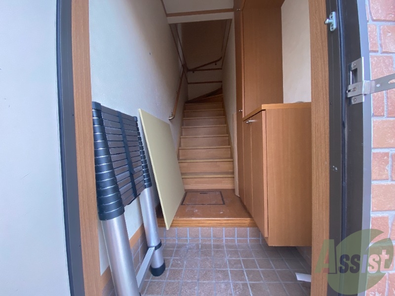 玄関　玄関は広いので荷物も置けて便利です。