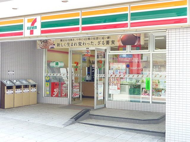 コンビニ　セブンイレブン（コンビニ）まで440m