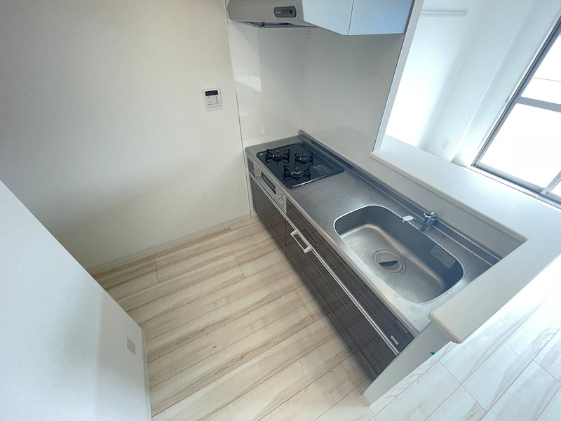 キッチン　キッチンは使いやすいスライド収納採用