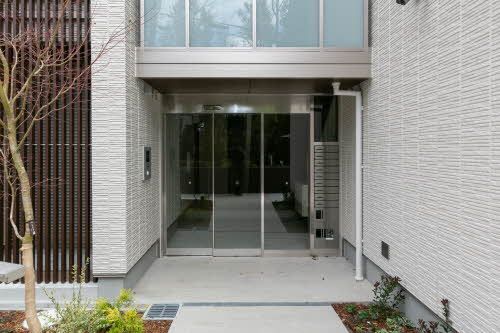 エントランス　玄関にはオートロック・防犯カメラがございます。