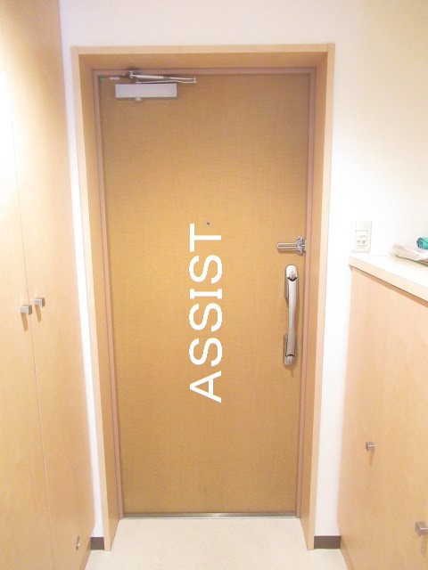 玄関　写真：設備同仕様の別物件です