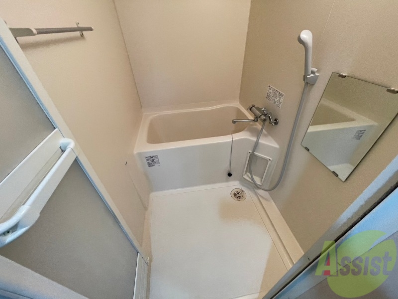 バス・シャワールーム　バスルームは狭すぎず、シャワーも浴びやすそうです。