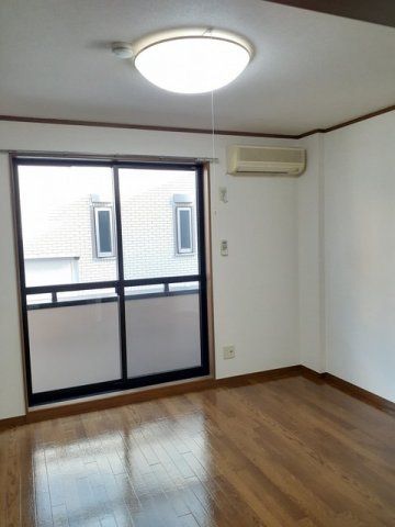 居室・リビング　明るい色調の室内です