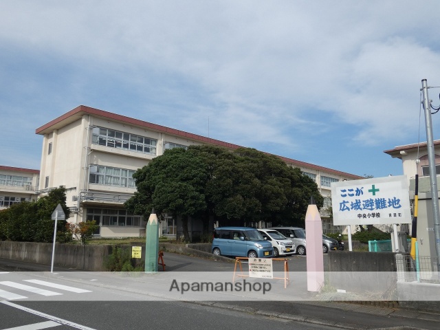 小学校　中央小学校（小学校）まで879m