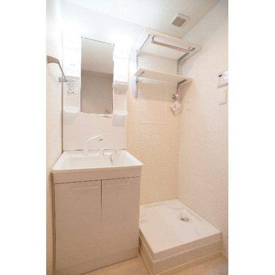 洗面設備　シャンプードレッサー、室内洗濯機置き場あり