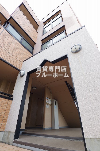 建物外観　鉄骨造3階建ての物件！