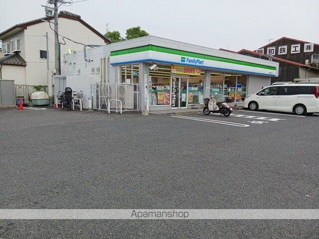 コンビニ　ファミリーマート（コンビニ）まで560m