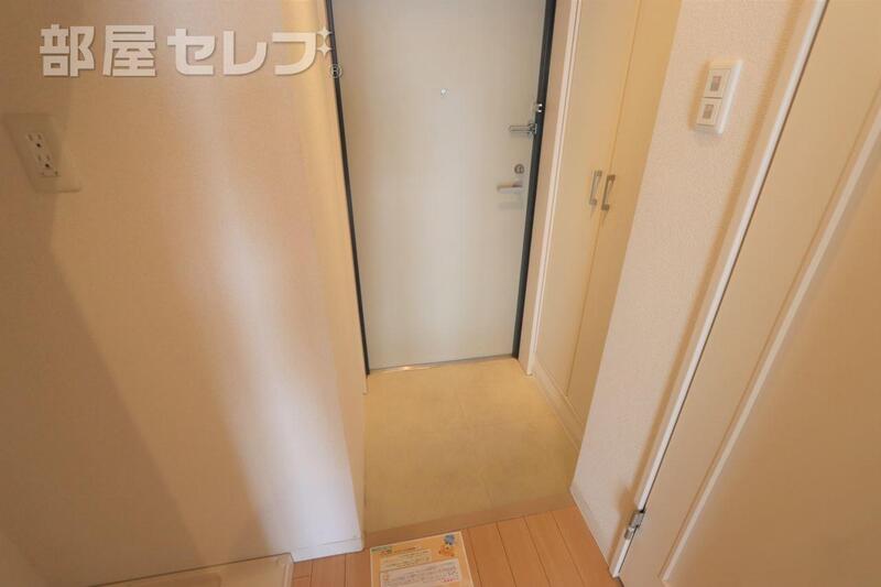 玄関　反転タイプのお部屋の写真です。