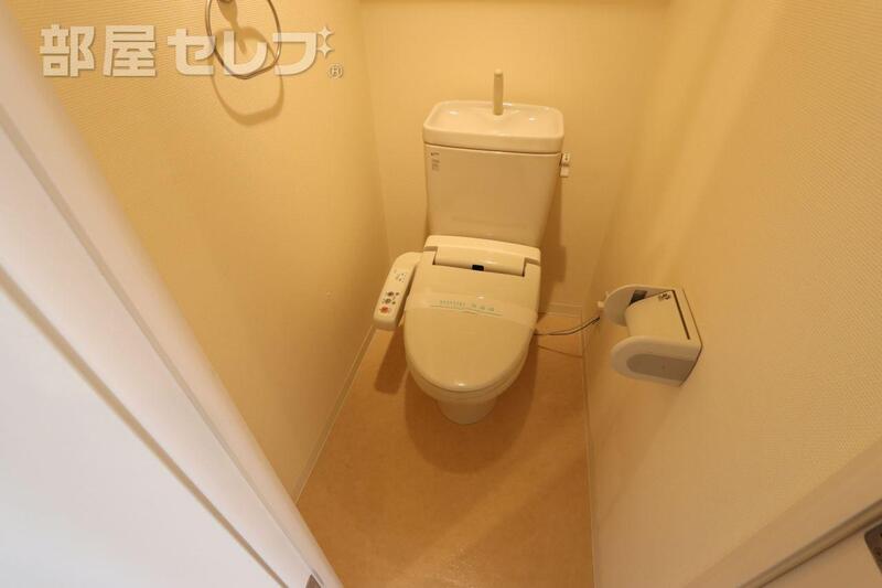 トイレ　反転タイプのお部屋の写真です。