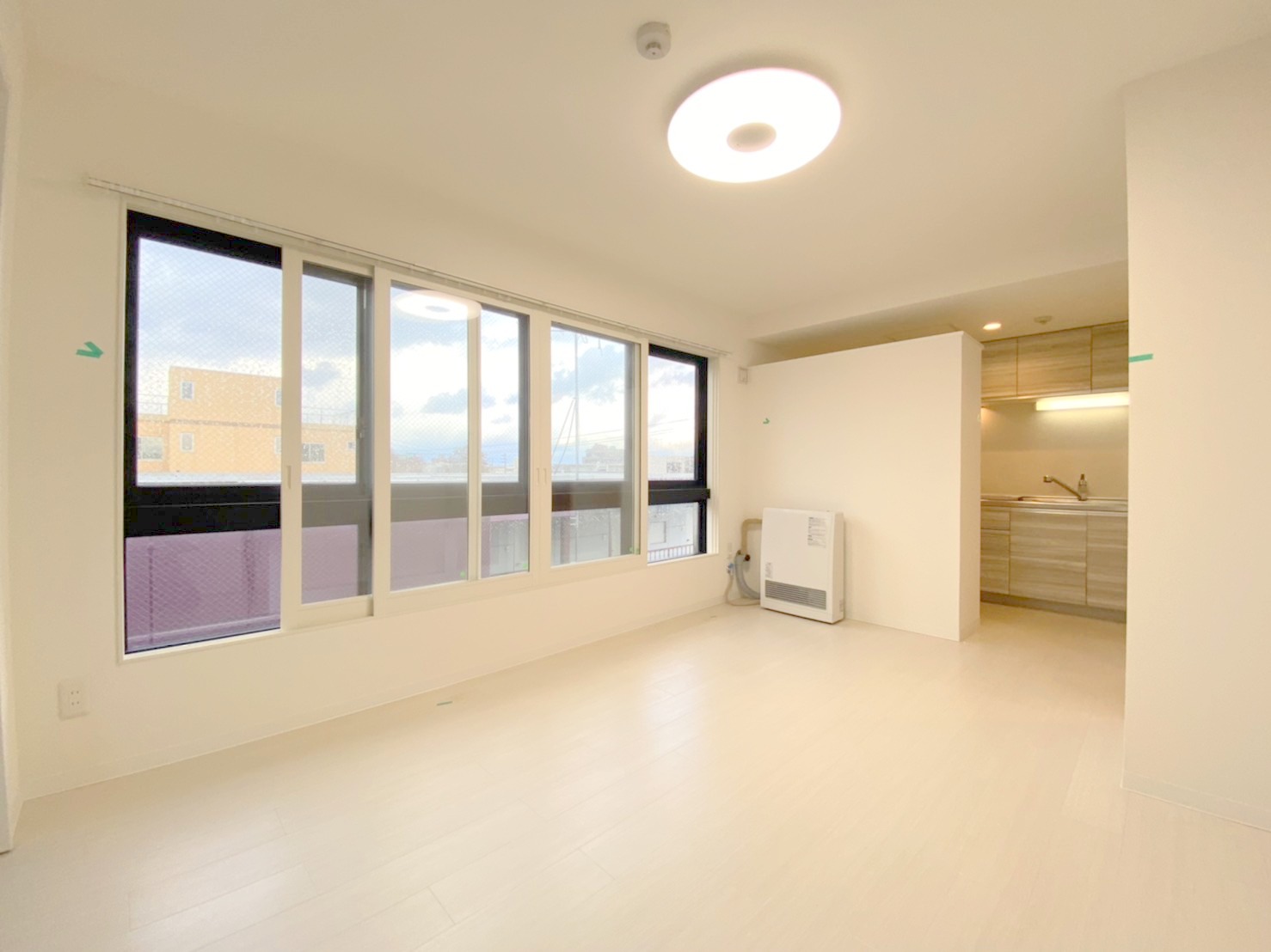 居室・リビング　明るい居間で気持ちまで明るくなりますね！