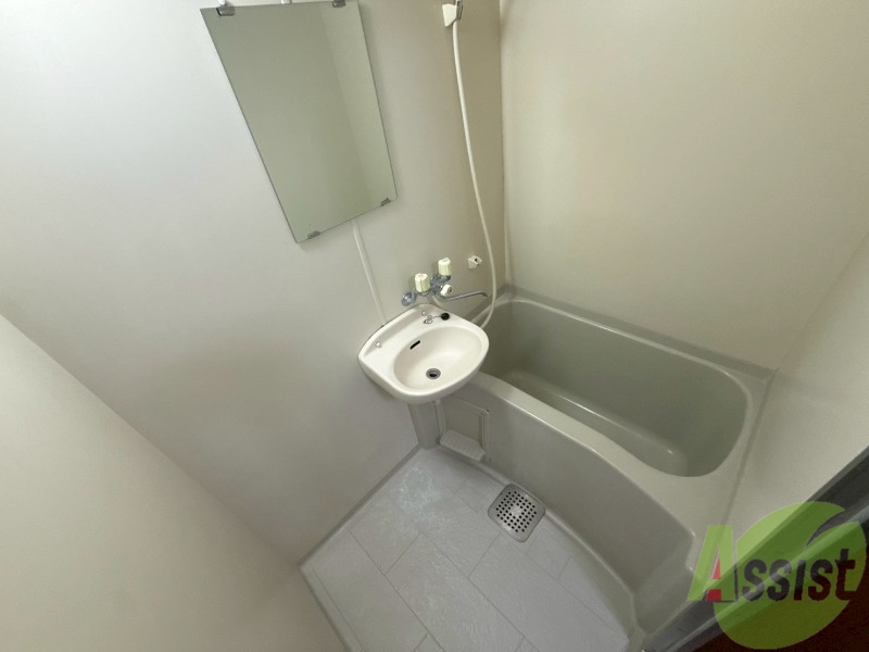 バス・シャワールーム　浴室はこちらです。肩まで浸かるくらい広いですね。