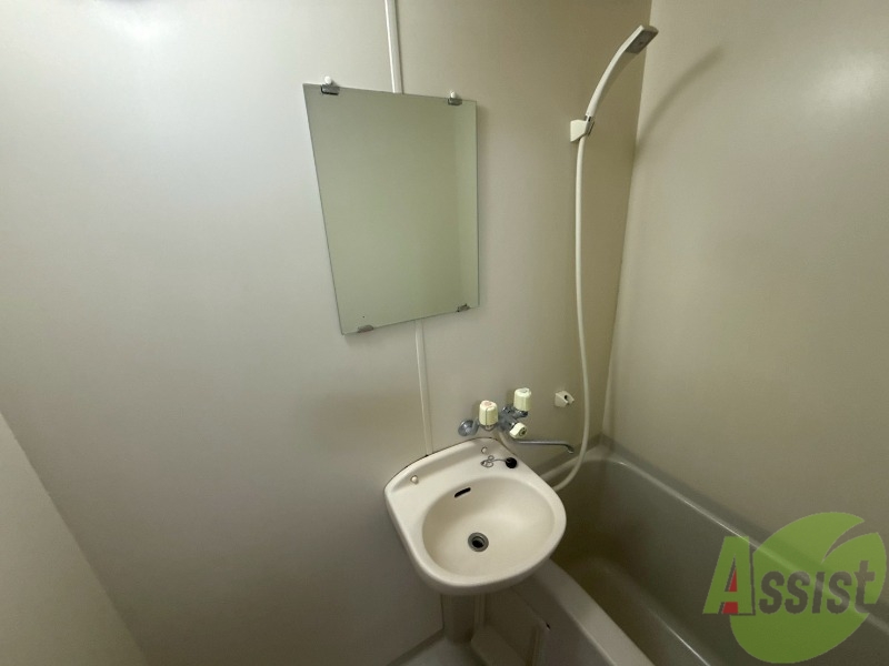 洗面設備　洗面台はコンパクトです。お掃除も楽にできそうですね。