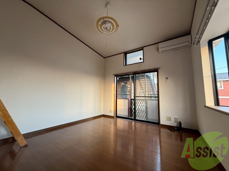 居室・リビング　洋室は７．７帖です。一人暮らしには丁度いい広さですね。