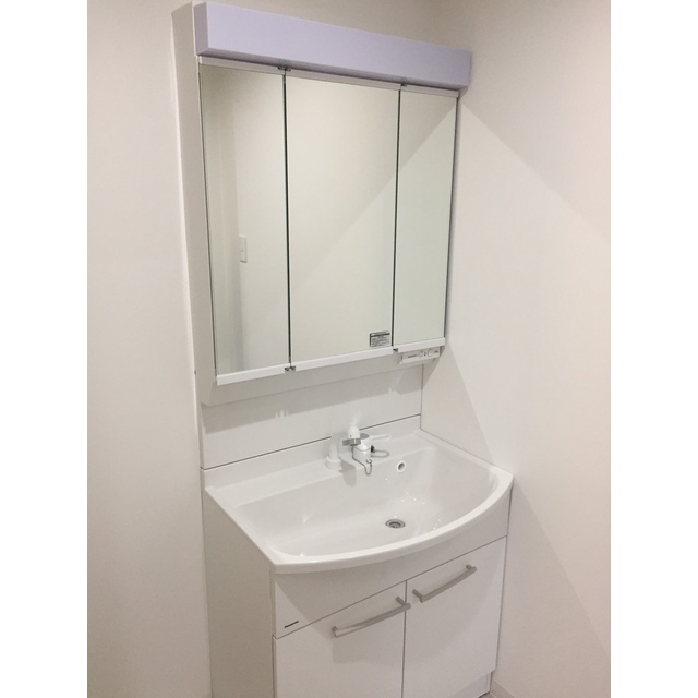 その他設備　三面鏡付きのシャンプードレッサー