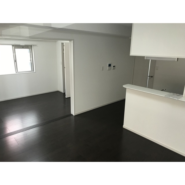 居室・リビング　間仕切りを開ければ広々としたリビングにな